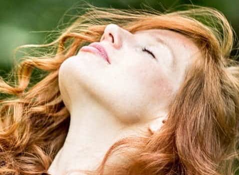 Affaissement du visage avant 50 ans : mini-lifting ou fils tenseurs ?